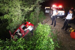 Localizan a persona fallecida en vehículo al fondo de un barranco en San José Pinula