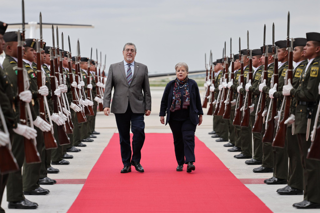 Presidente Bernardo ArÃ©valo llega a MÃ©xico para investidura de Claudia Sheinbaum