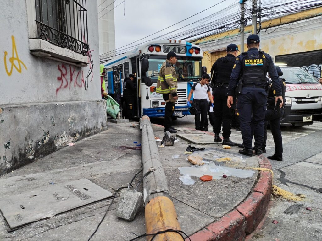 Bus urbano colisiona contra poste en zona 1