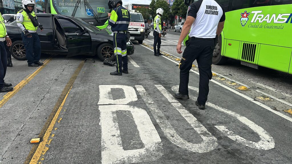 accidente de bus y vehículo en zona 8