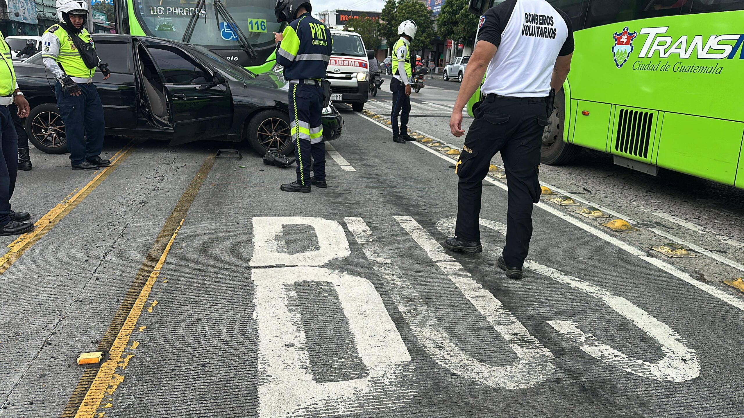 accidente de bus y vehículo en zona 8