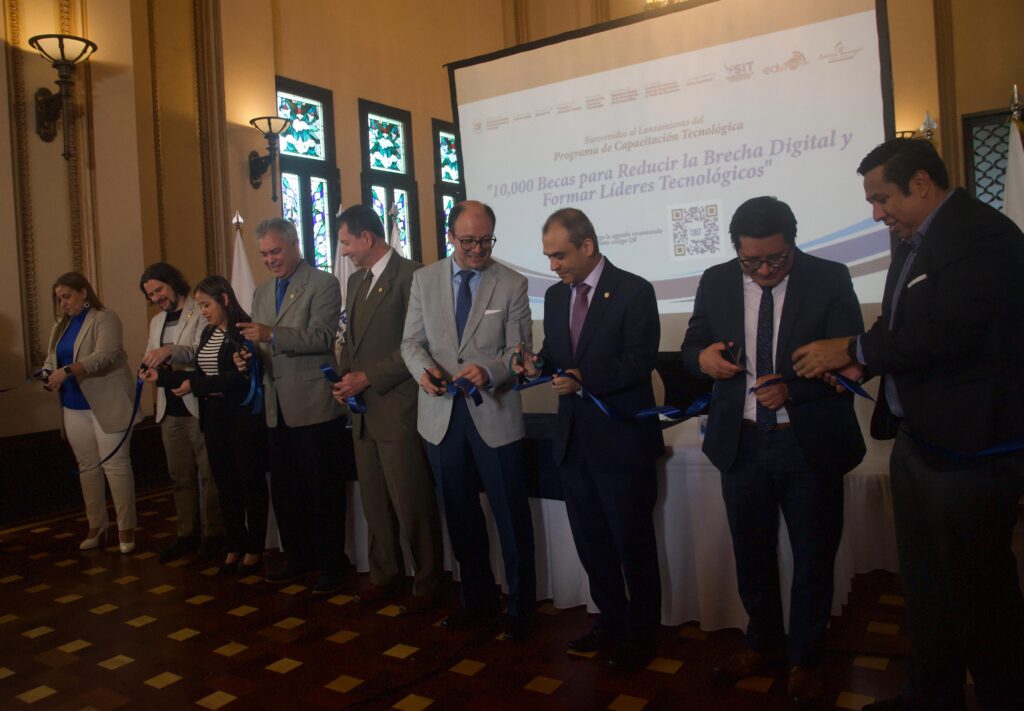 Gobierno de Guatemala y empresas ofrecerán 10 mil becas para reducir la brecha digital