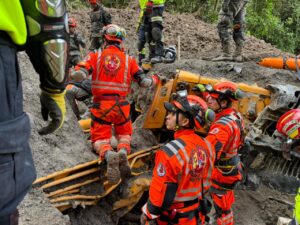 Retoman búsqueda de personas soterradas en Quiché