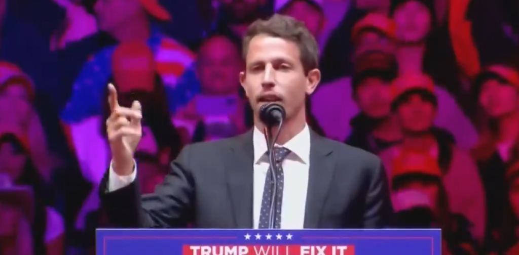 Tony Hinchcliffe, comediante, hace broma sobre Puerto Rico en mitin de Donald Trump