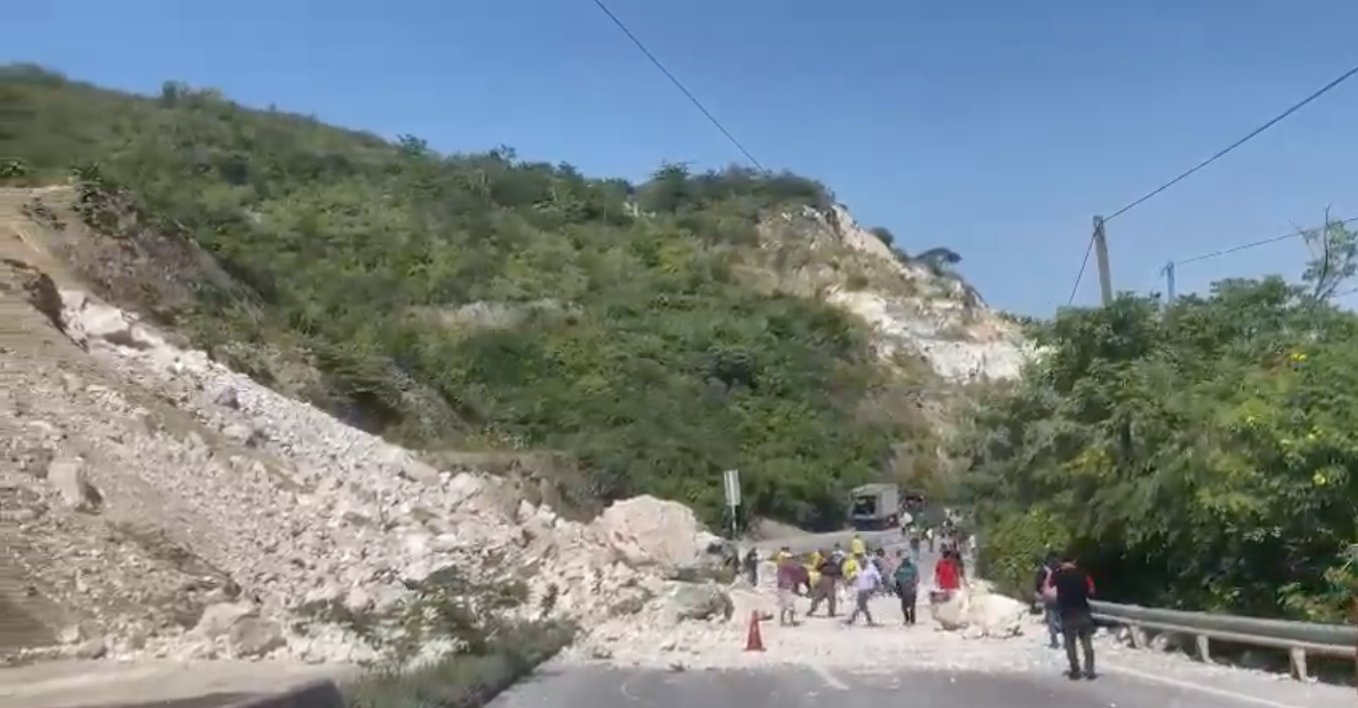 Habilitan un carril en área de derrumbe en ruta al Atlántico