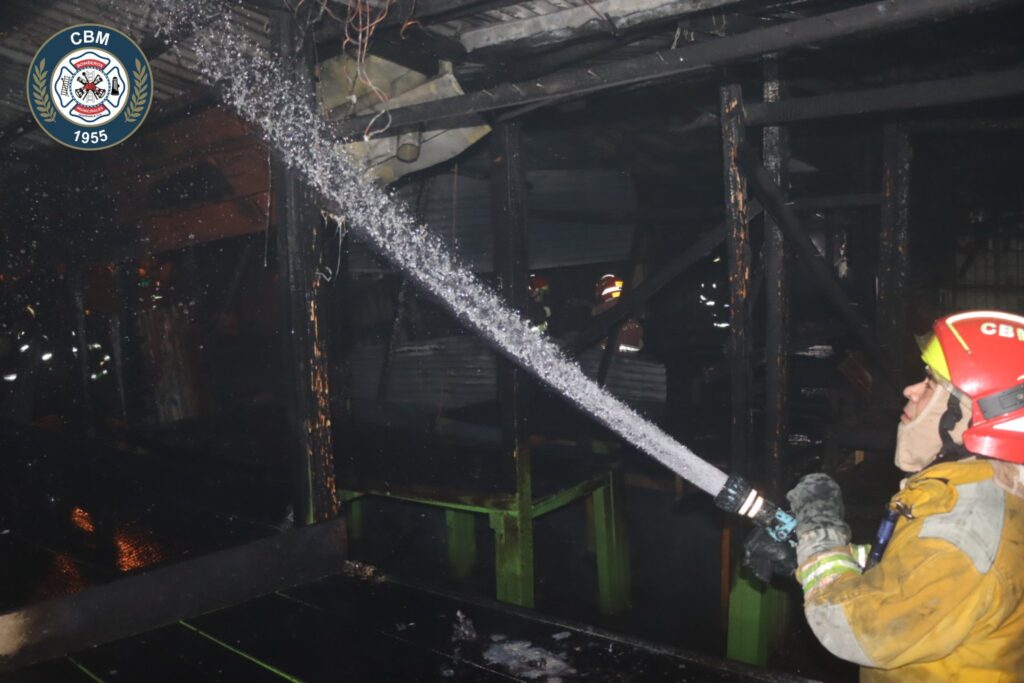 Incendio consume locales comerciales en la zona 19