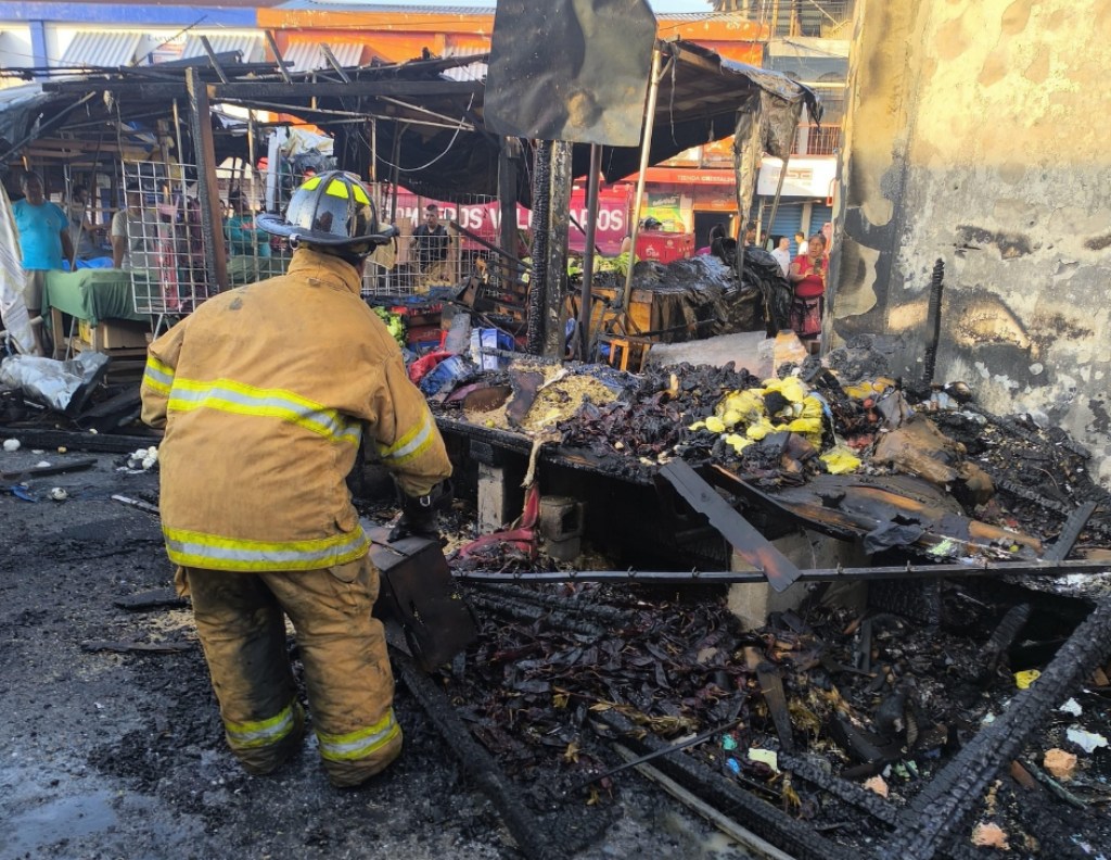 Incendio consume locales en mercado de Morales, Izabal