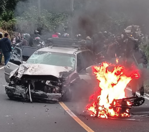 accidente de motocicletas y vehículo en Villa Canales