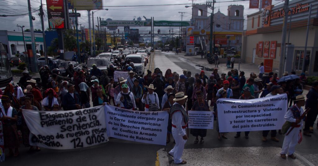 Pobladores de Rabinal, Baja Verapaz, bloquean la calle Martí