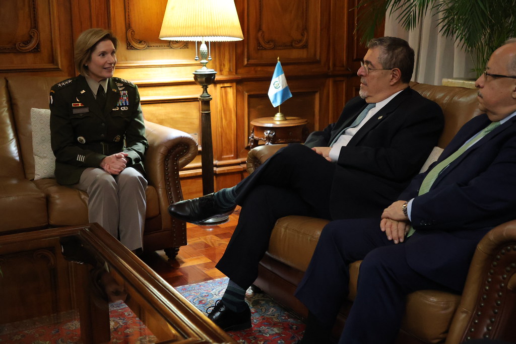 El presidente Bernardo Arévalo se reunió con la titular del Comando Sur del Ejército de Estados Unidos, Laura Richardson