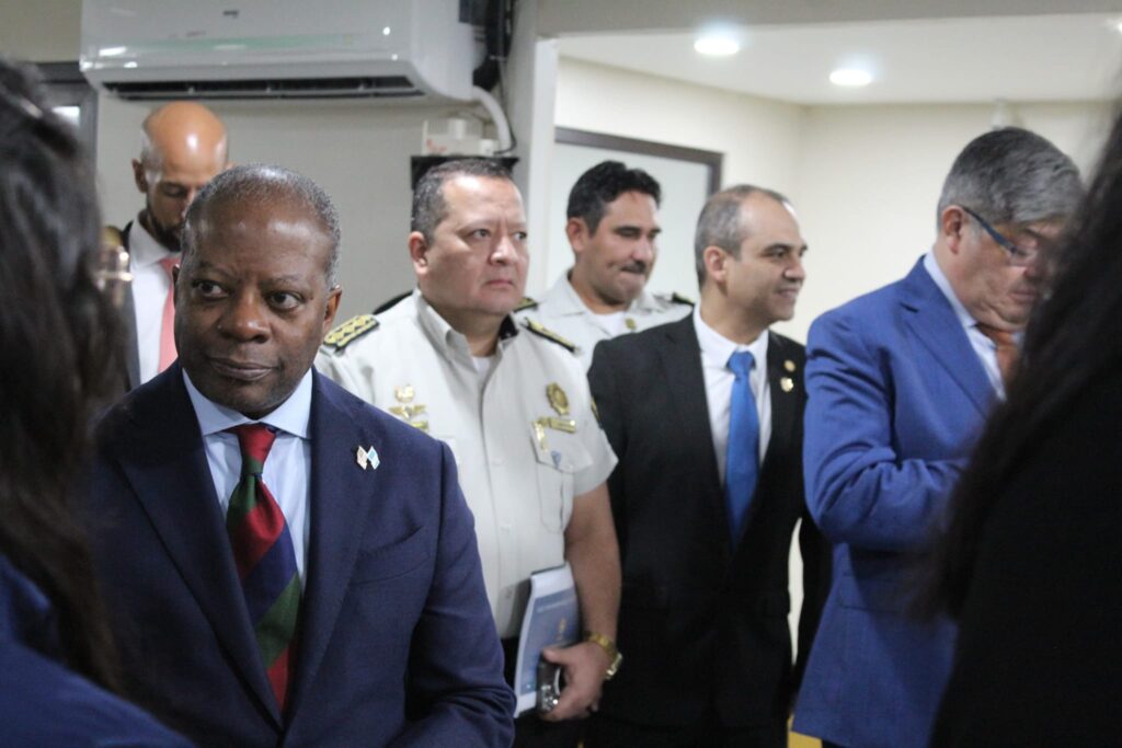 Subsecretario Todd Robinson visita la Dirección General de la PNC