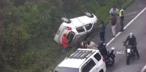 Vehículo queda volcado tras accidente en ruta Interamericana