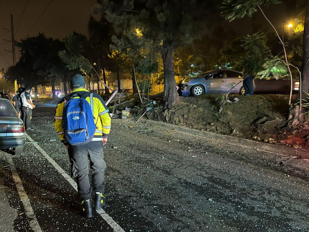 accidente de carro y poste derribado en zona 7