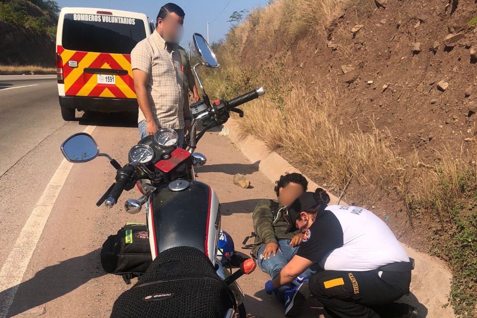 Accidente de motocicleta deja un herido en la ruta al Atlántico. Foto: Bomberos Voluntarios.