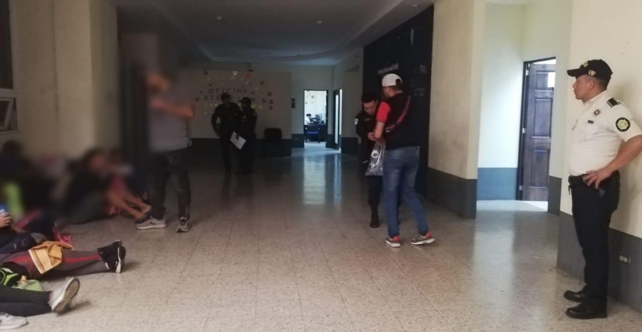 Capturan a presuntos coyotes cuando trasladaban a migrantes venezolanos en Quetzaltenango