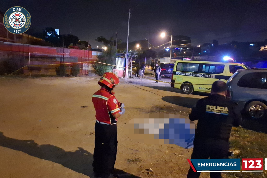 Hallan cuerpo de mujer en campo de fútbol de zona 17