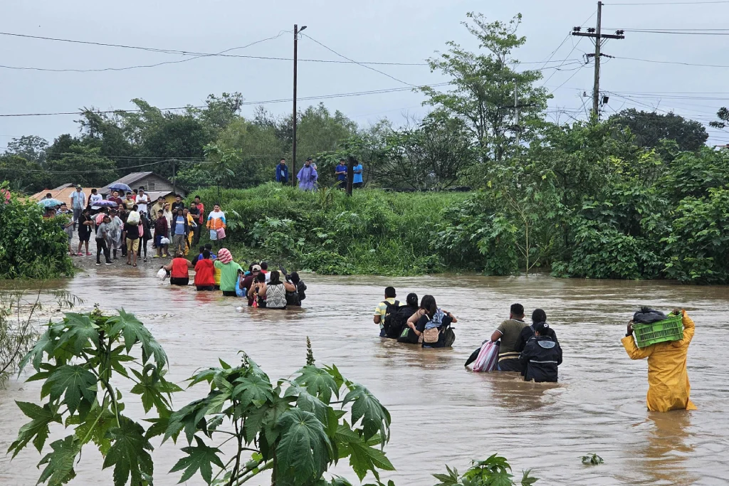 Tormenta Sara provoca lluvias e inundaciones en Honduras