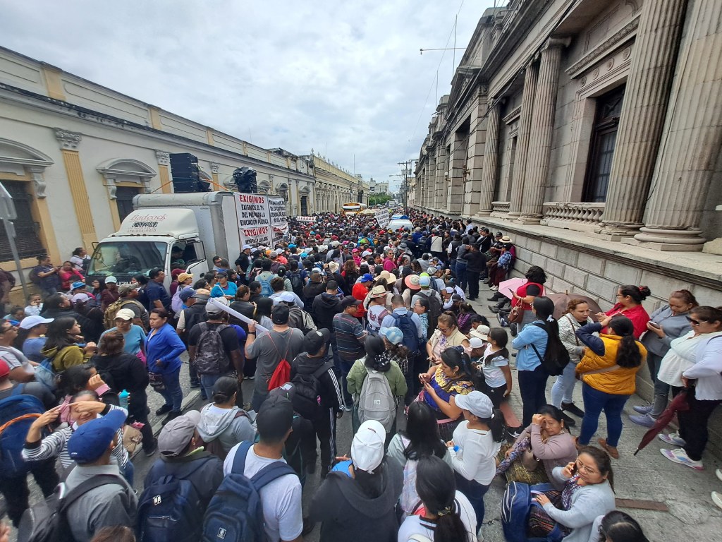 Manifestación del magisterio liderado por Joviel Acevedo recorre la capital