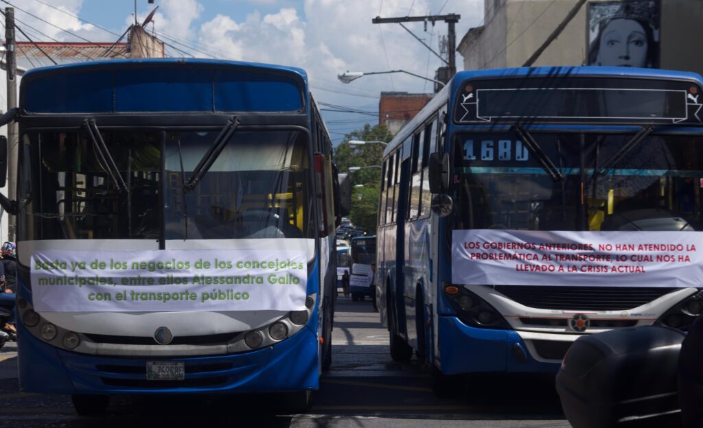 Pilotos de buses de Transurbano protestan en la capital