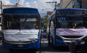 Pilotos de buses de Transurbano protestan en la capital