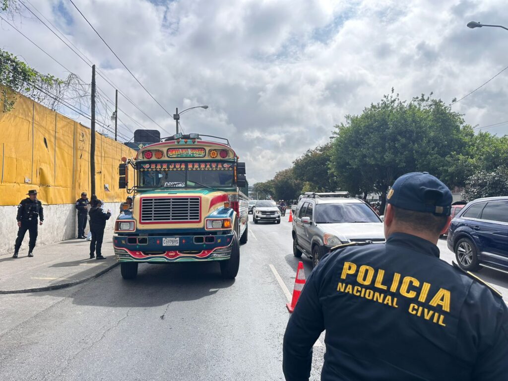 operativos de PNC luego de asaltos en calzada Roosevelt