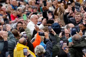 Papa Francisco en medio de fieles