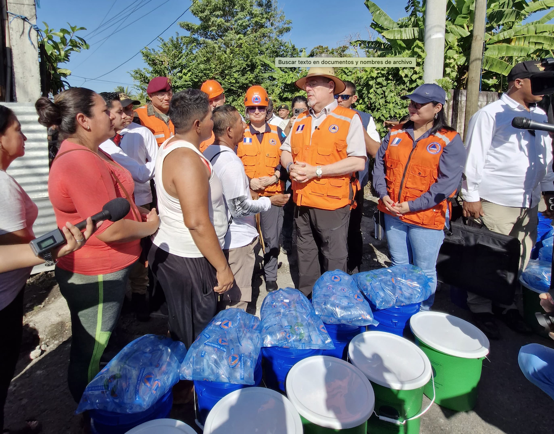 Presidente Bernardo Arévalo entrega ayuda humanitaria a afectados por lluvias en Escuintla