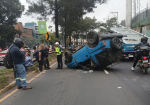 Vehículo queda volcado tras accidente en el Periférico