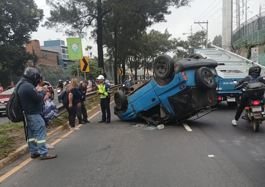 Vehículo queda volcado tras accidente en el Periférico