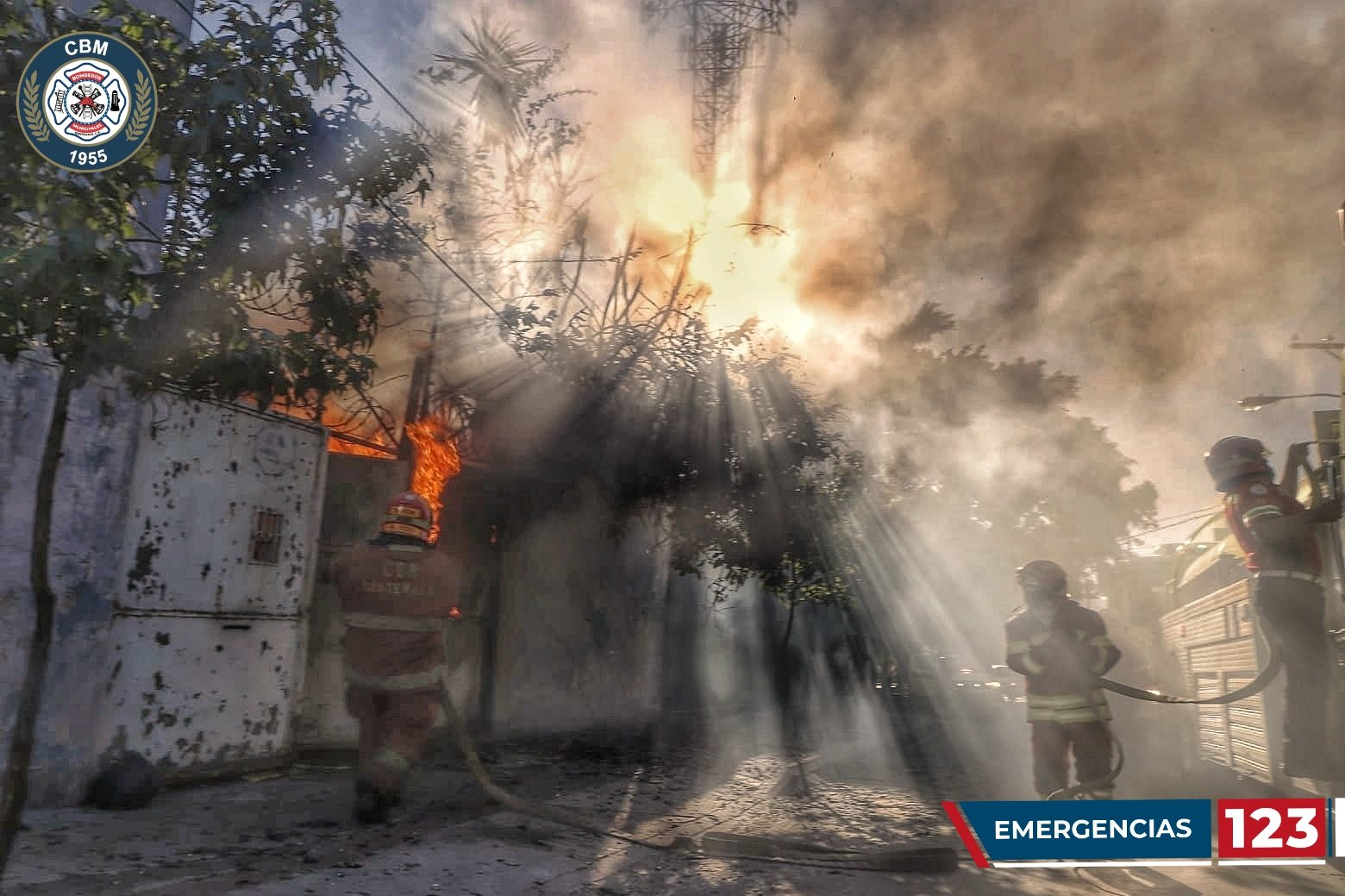 Incendio consume vivienda en la zona 13