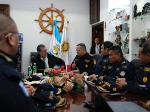 Arévalo supervisa instalaciones de la Policía Nacional Civil